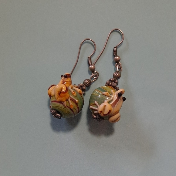 Adorable handmade lampwork glass frog earrings - Picture 2 of 6